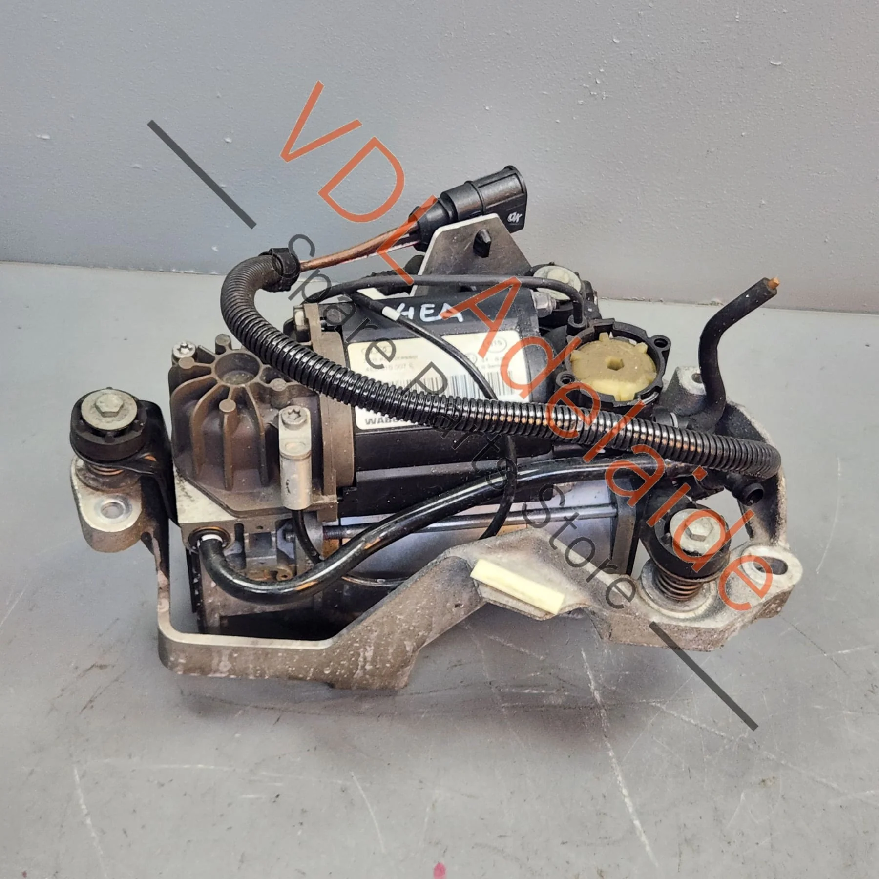 Audi A8 S8 D3 4E Air Suspension Pump 4E0616007E - Image 5