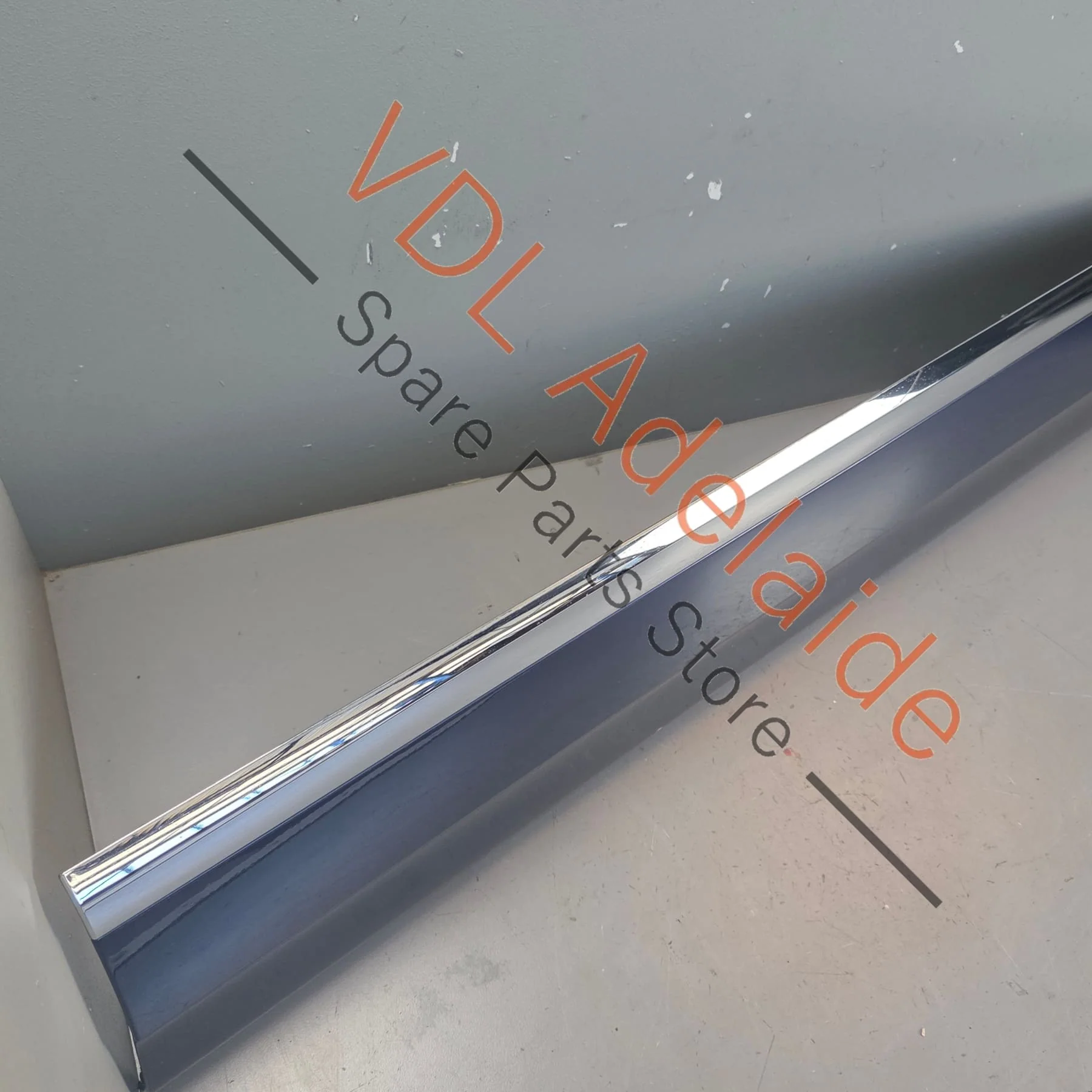 Bentley Bentayga 4V Front Right Exterior Door Molding with Chrome Insert 36A853054 36A853190 - Image 2