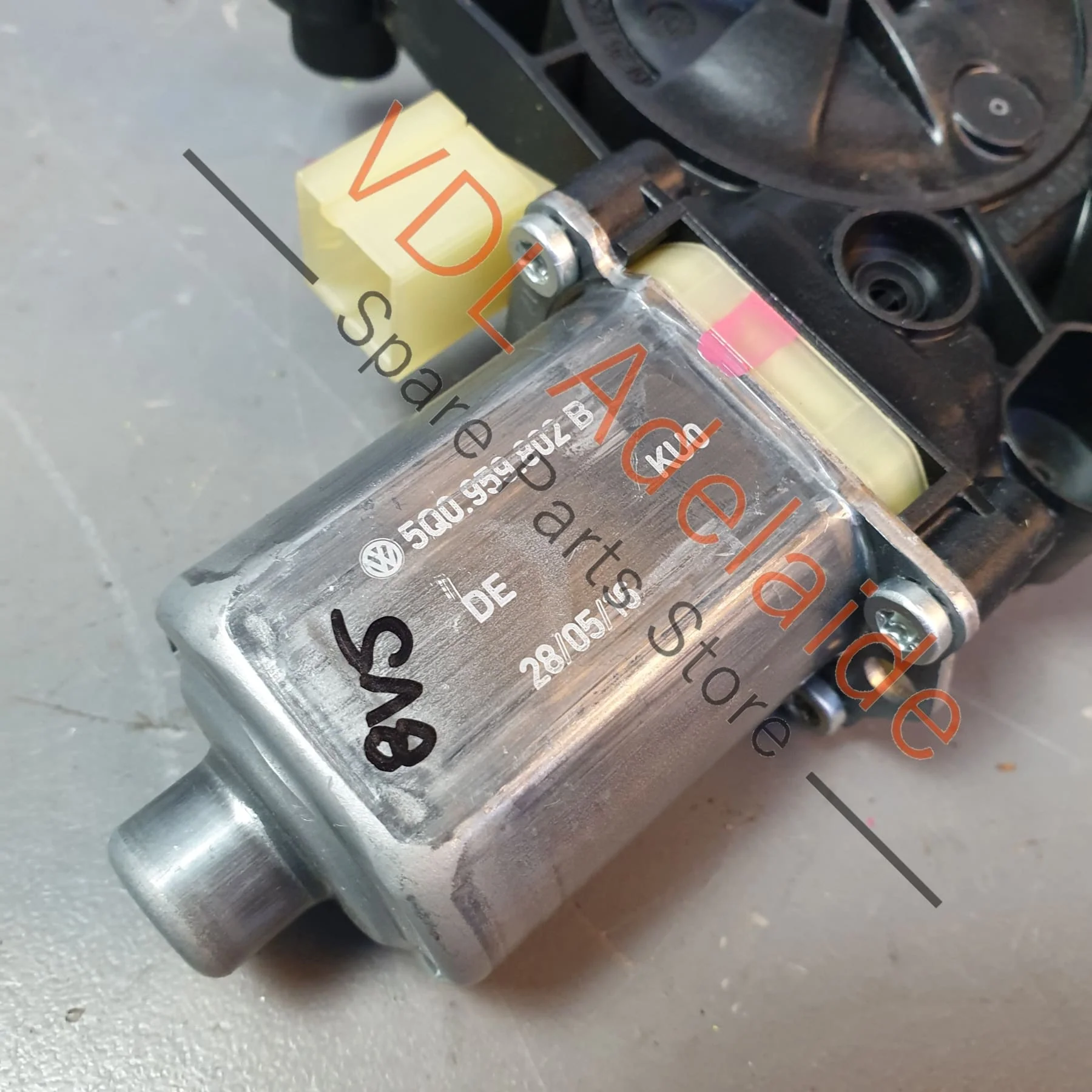 Audi RS3 S3 A3 8V Front Left Window Regulator Motor 5Q0959802B - Image 4