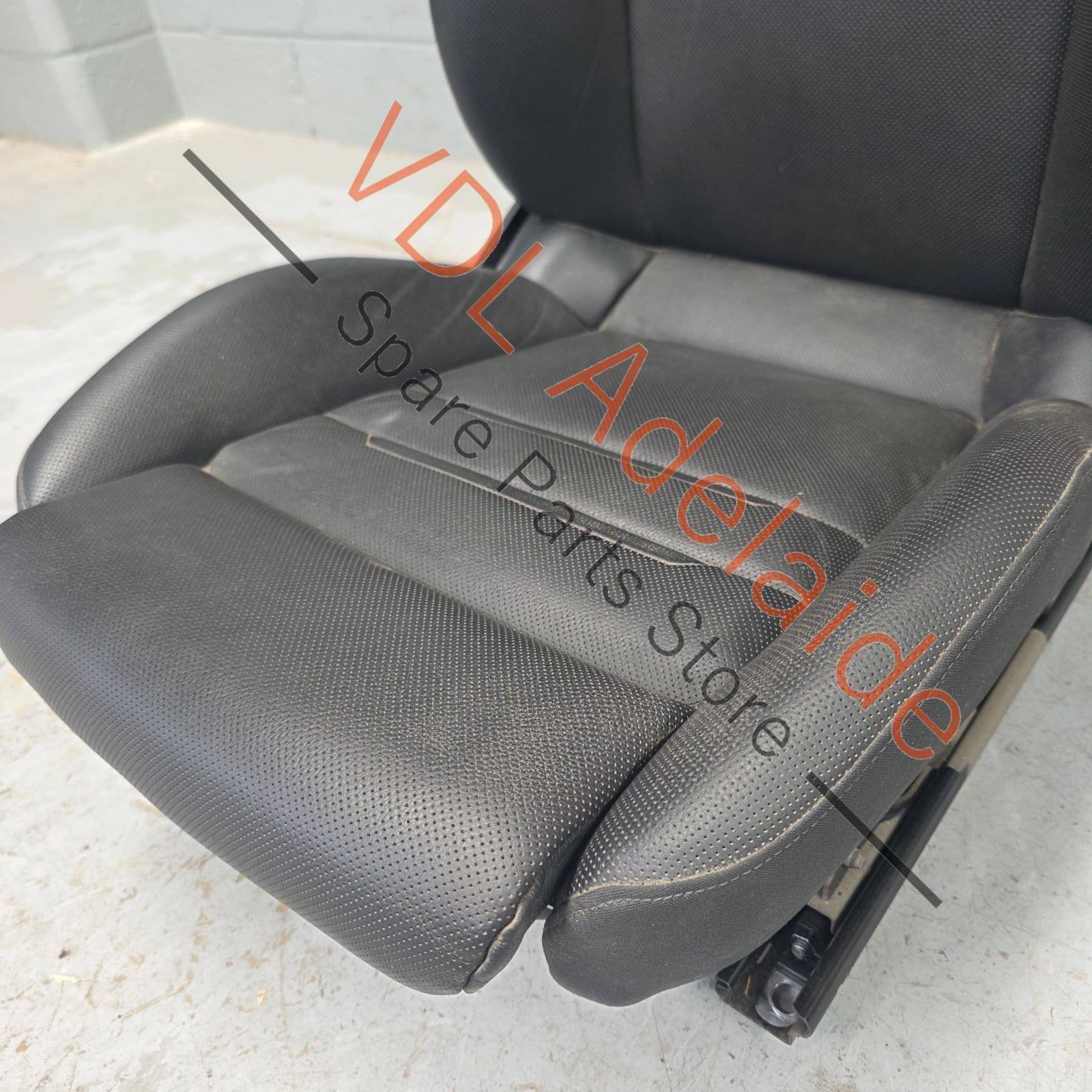 Porsche Panamera Front Right Seat with Crest Logo Emblem in Headrest 971881806FB GDB - Image 3