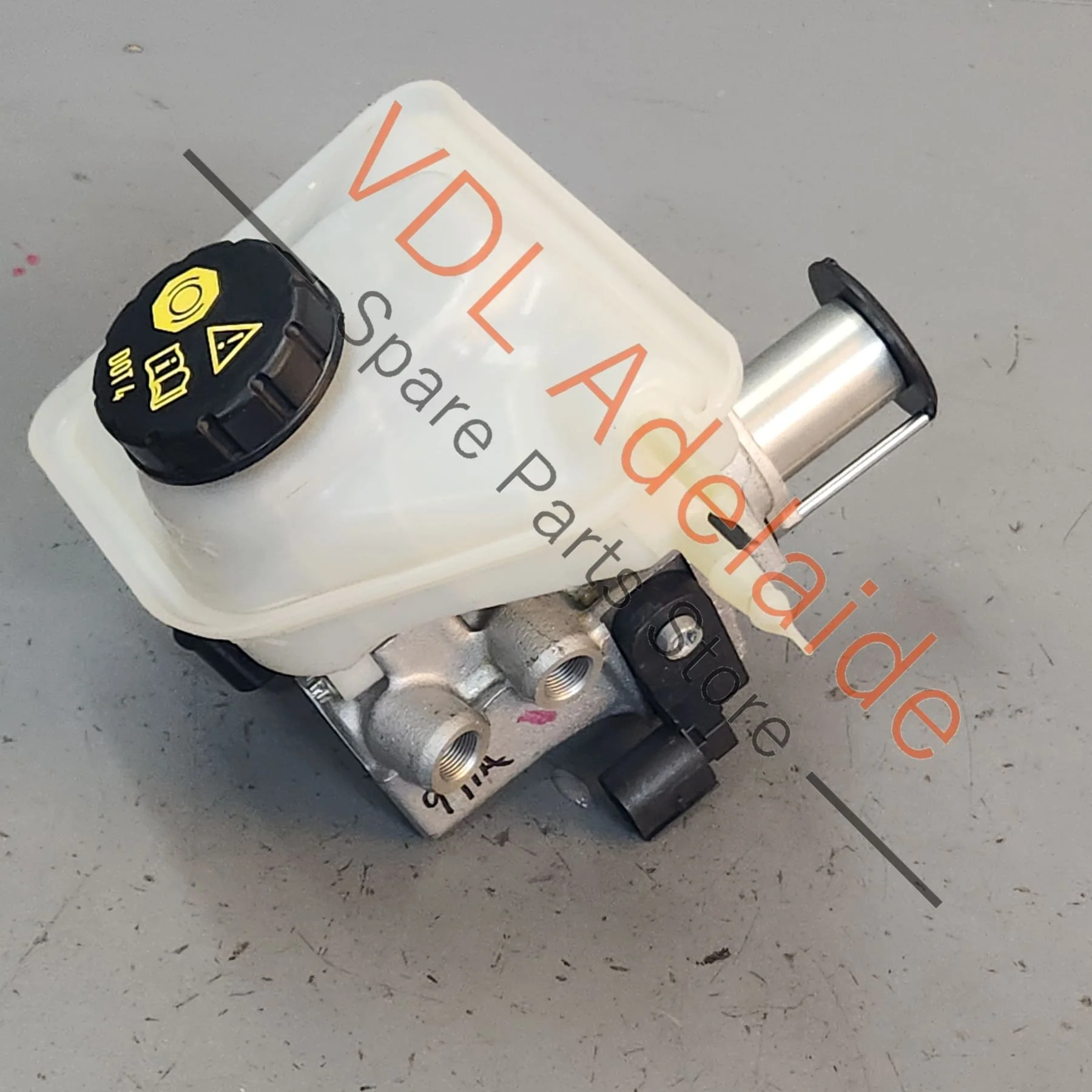 Porsche 911 Brake Master Cylinder & Reservoir 99135513027 99135513029