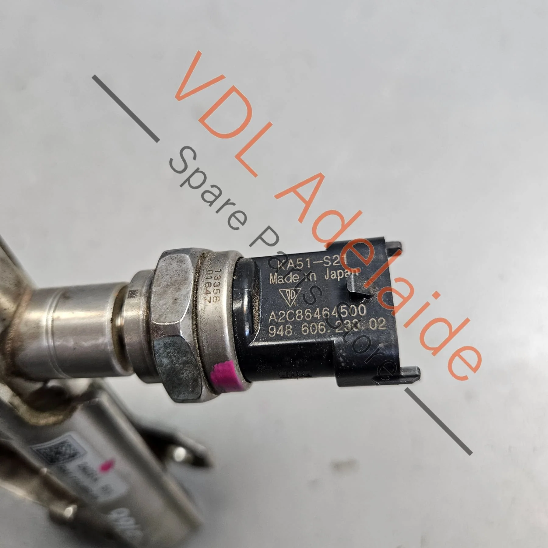Porsche 911 Fuel Distribution Pipe & Pressure Sensor Cyls 4-6 9A111086004 94860623003 - Image 6