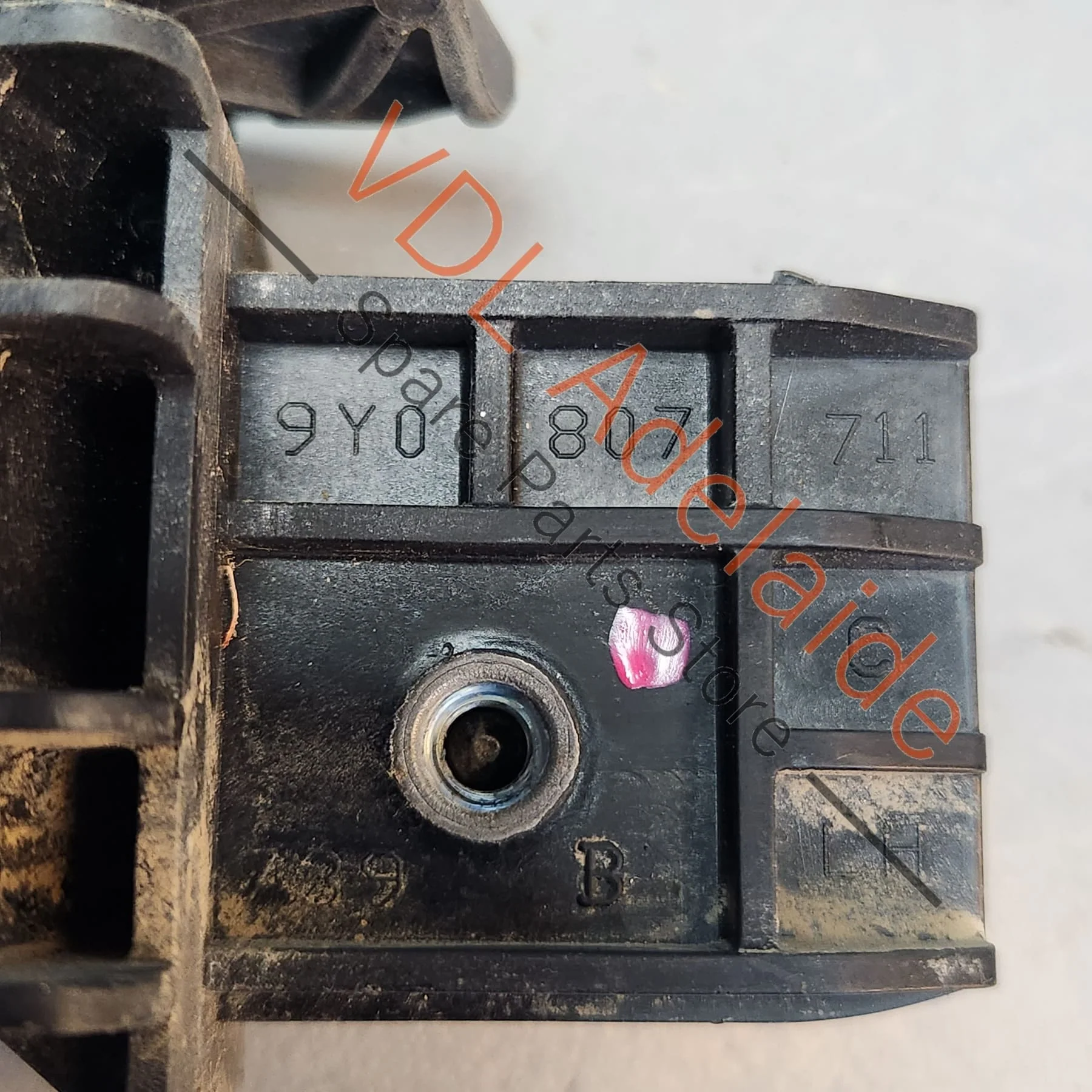 Porsche Cayenne E3 Left Side Support Bracket for Radiator Carrier Panel 9Y0807711C 9Y0807711B - Image 4