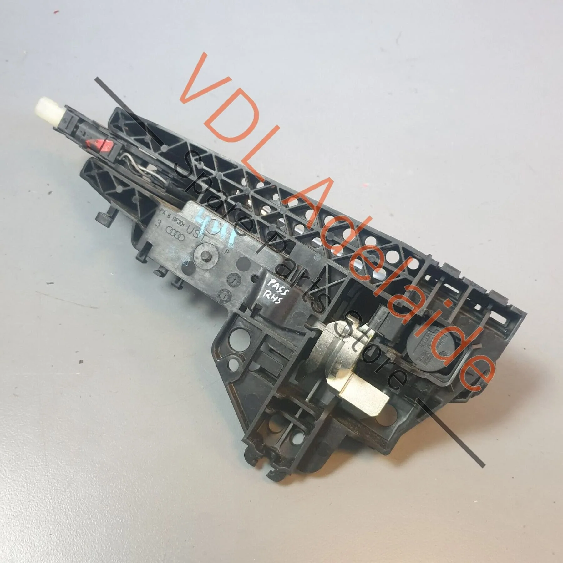 Audi A8 4H Right Side Passenger Door Handle and Mounting Bar 4H0837206B - Image 6