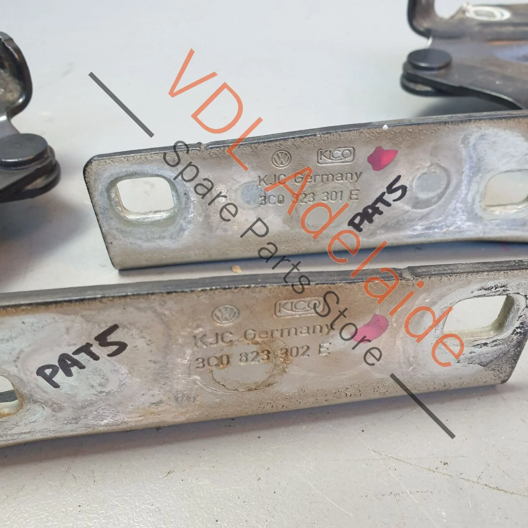 VW R36 Passat 3C B6 Bonnet Lid Hinge Pair Left & Right 3C0823301E 3C0823302E - Image 2