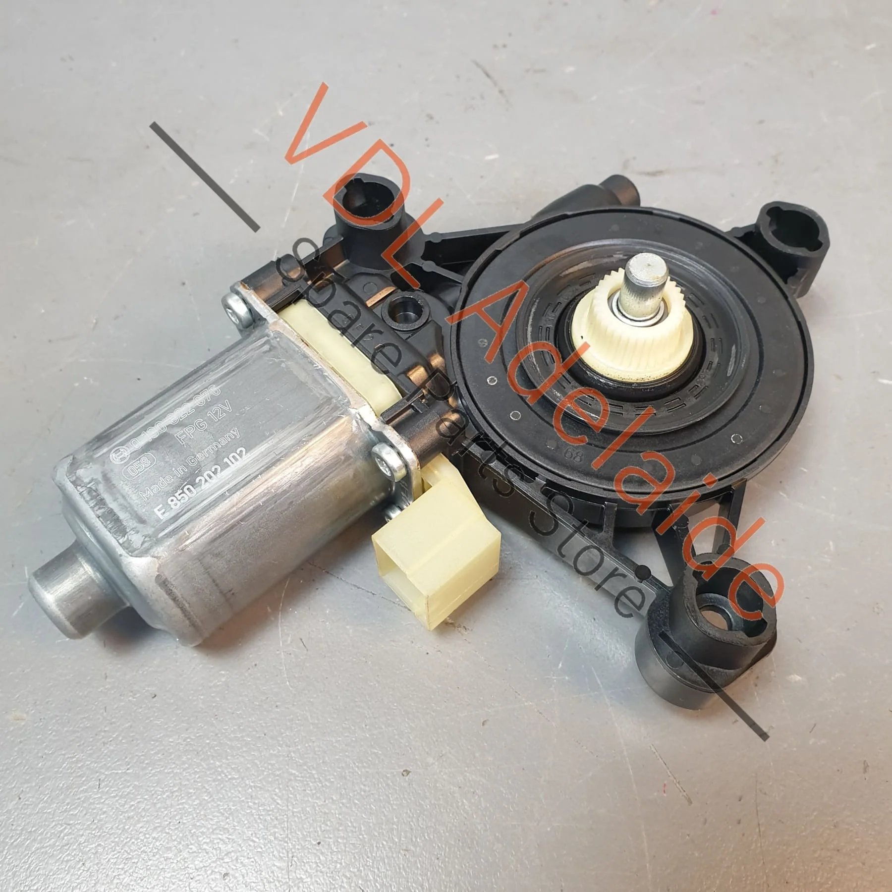 VW Golf MK7 Front Right Window Regulator Motor 5Q0959802C - Image 5