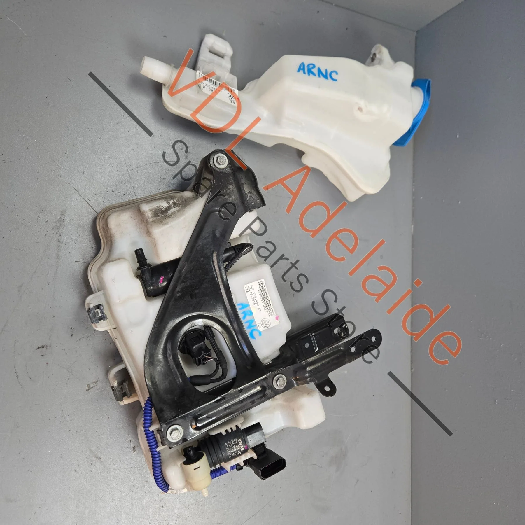 VW Golf R MK7 7.5 Windscreen Washer Bottle Tank & Mounting Bracket 5G0955453AE 5Q0955449AF - Image 3