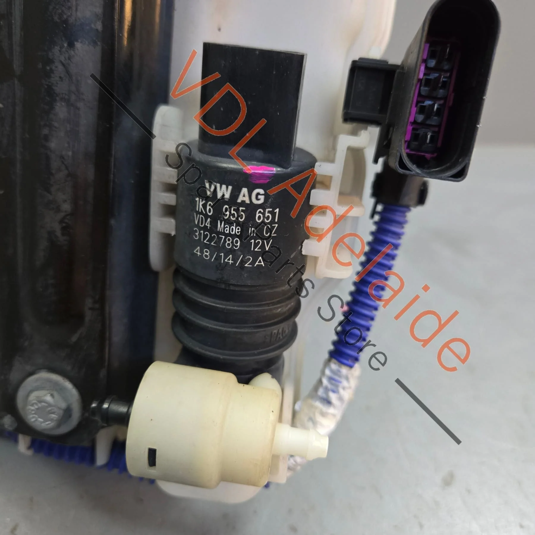 VW Golf R MK7 7.5 Windscreen Washer Bottle Tank & Mounting Bracket 5G0955453AE 5Q0955449AF - Image 6