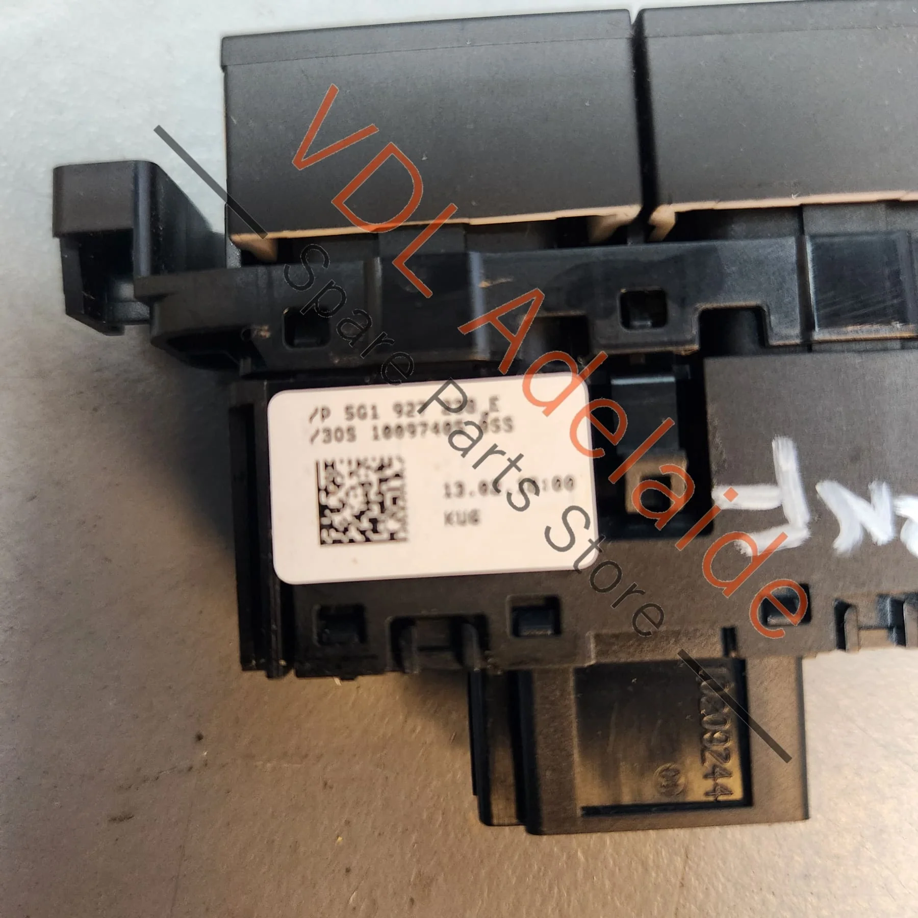 VW Golf MK7 7.5 Centre Console Button for Parking Aid Switch 5G1927238F WZU - Image 5