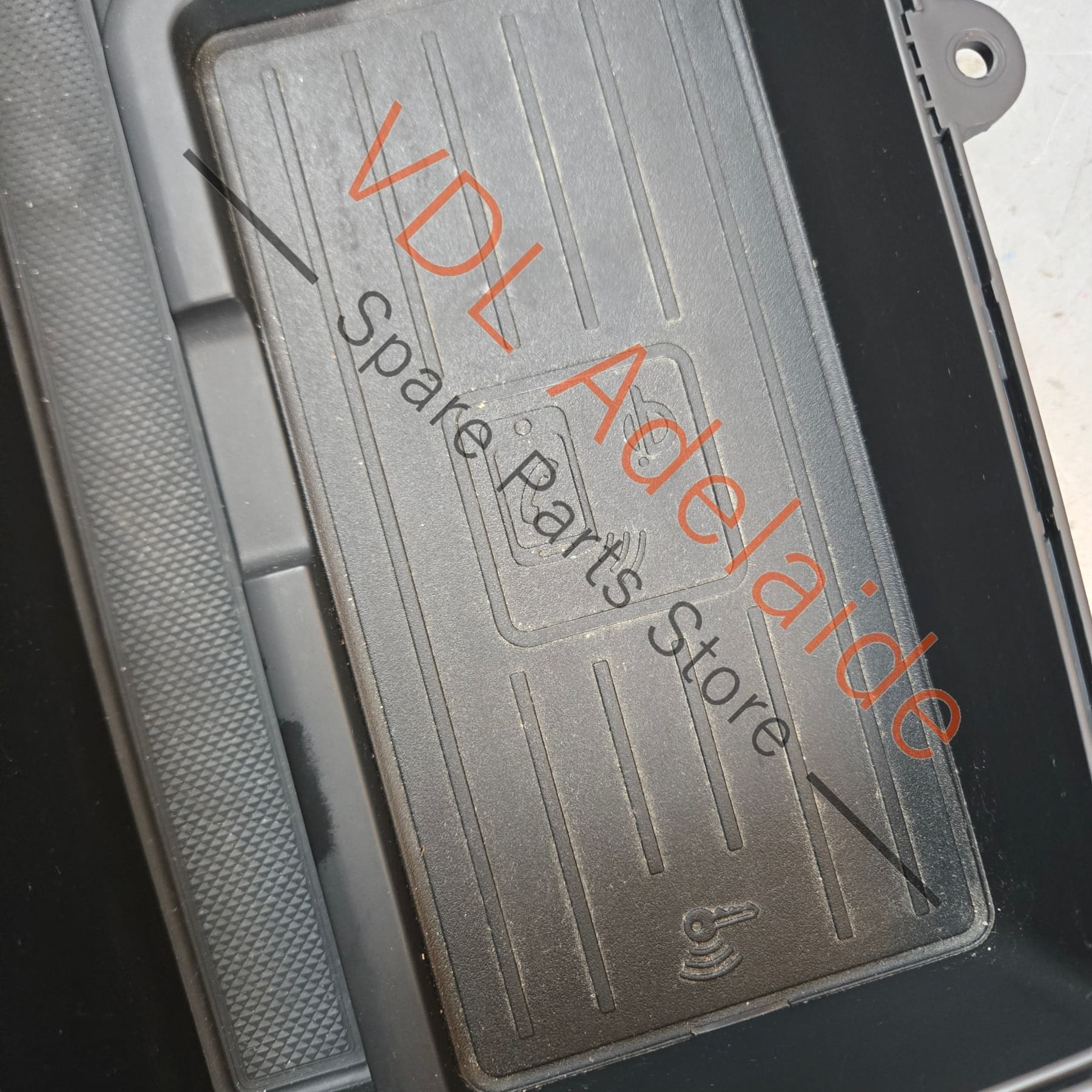 Audi A4 A5 B9 Genuine Wireless Phone Charger and USB Hub in Centre Console 8W0864981D 8W0035708 - Image 3