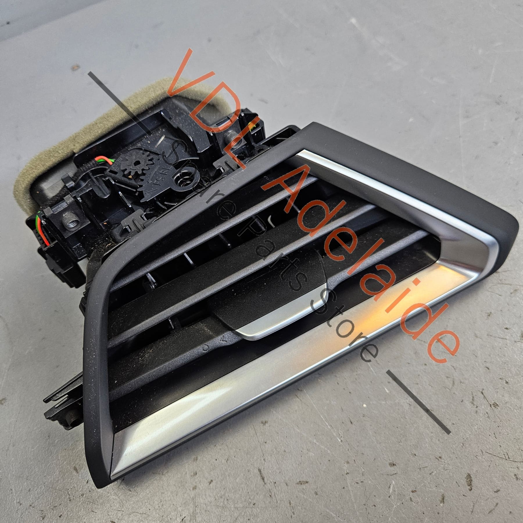 Audio e-Tron Drivers Side Dashboard Air Vent 4J3819701A - Image 2