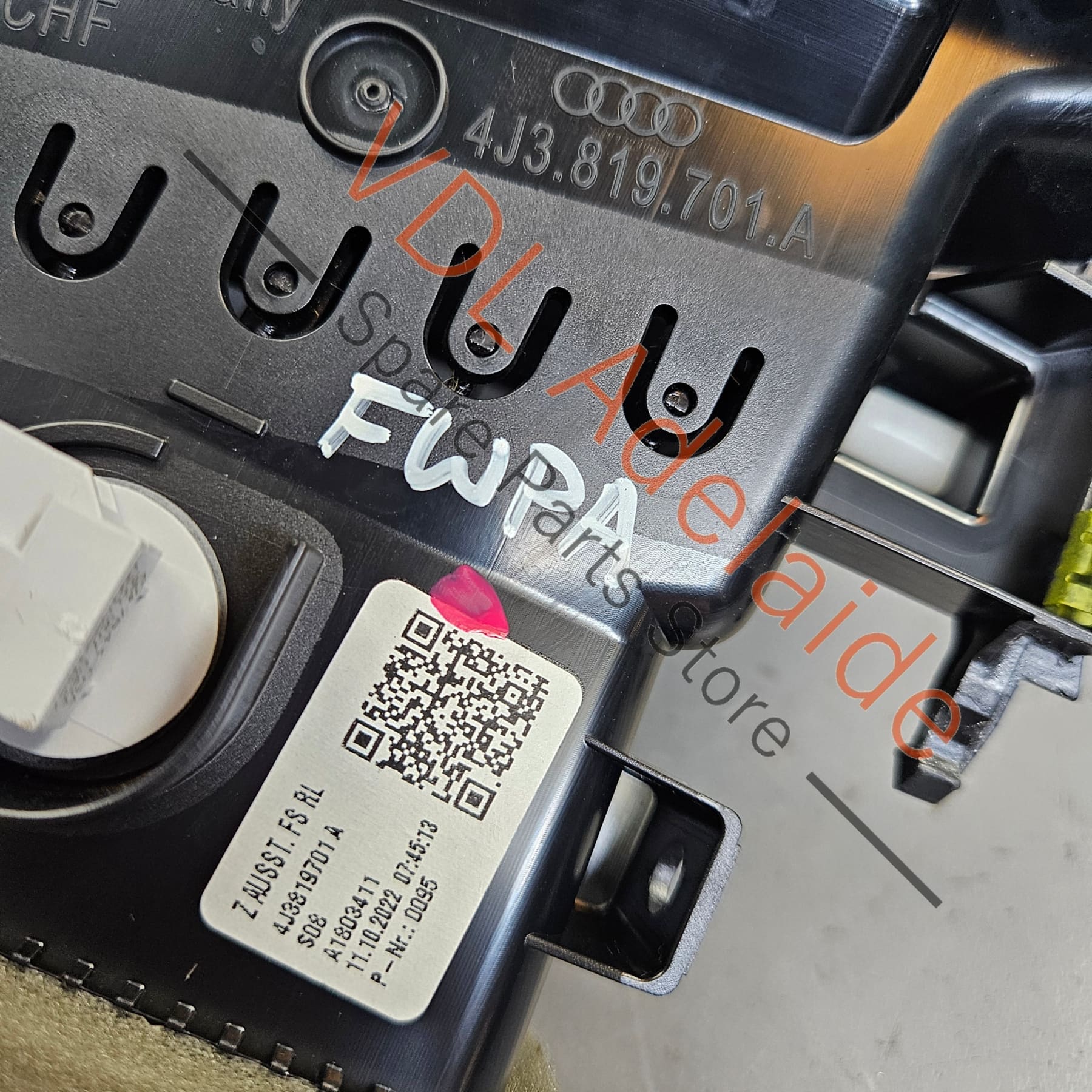 Audio e-Tron Drivers Side Dashboard Air Vent 4J3819701A - Image 5