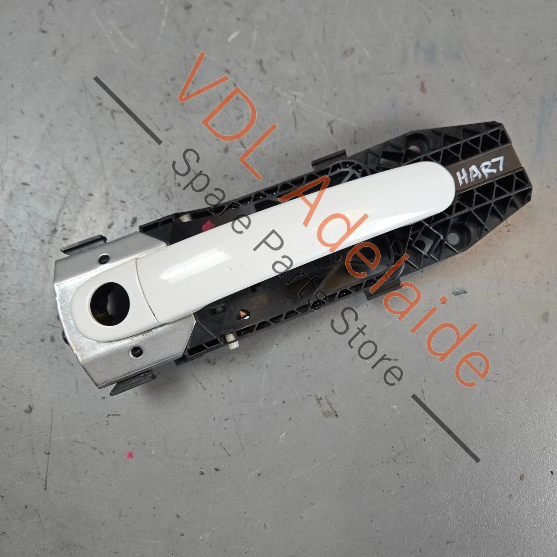 VW Polo MK5 Front Right Door Handle with Mounting Bracket 5N0837885H 5N0837205M Candy White B4 / B9A