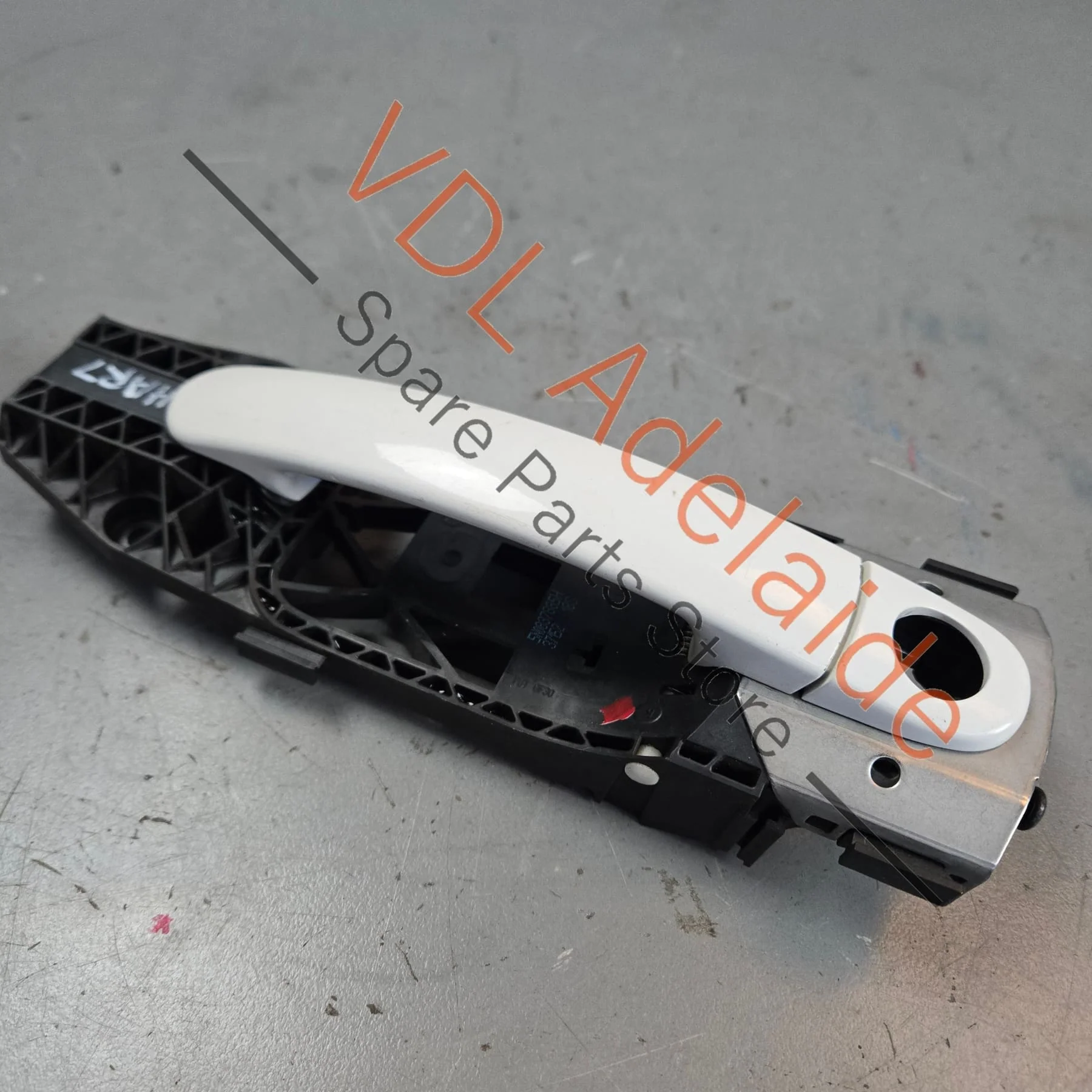 VW Polo MK5 Front Right Door Handle with Mounting Bracket 5N0837885H 5N0837205M Candy White B4 / B9A - Image 3