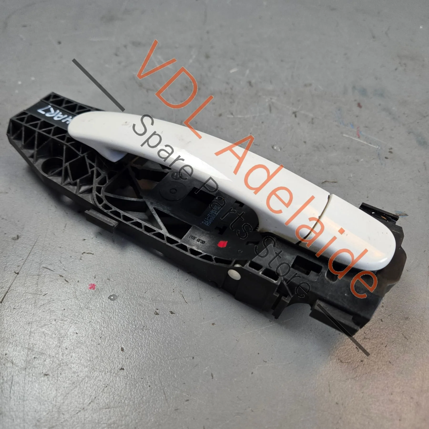 VW Polo MK5 Front or Rear Passenger Door Handle with Mounting Bracket 5N0839885H 5N0837205M Candy White B4 / B9A - Image 4