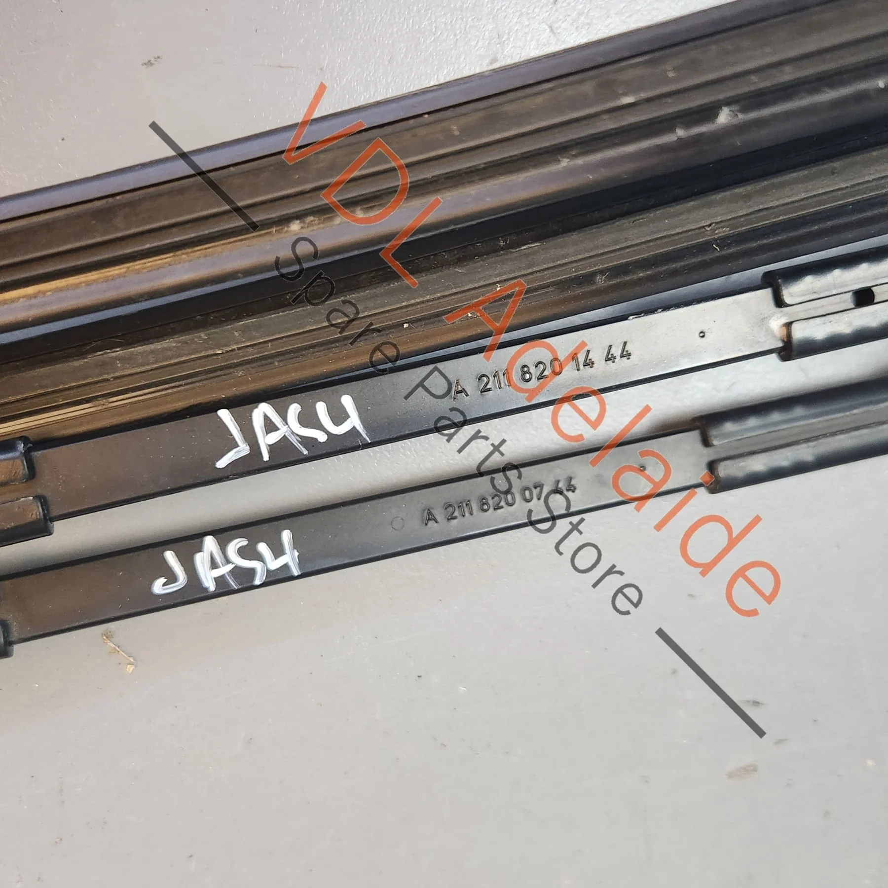 Mercedes W211 Complete Windscreen Wiper Arm Set for RHD A2118200744 A2118201444 - Image 2
