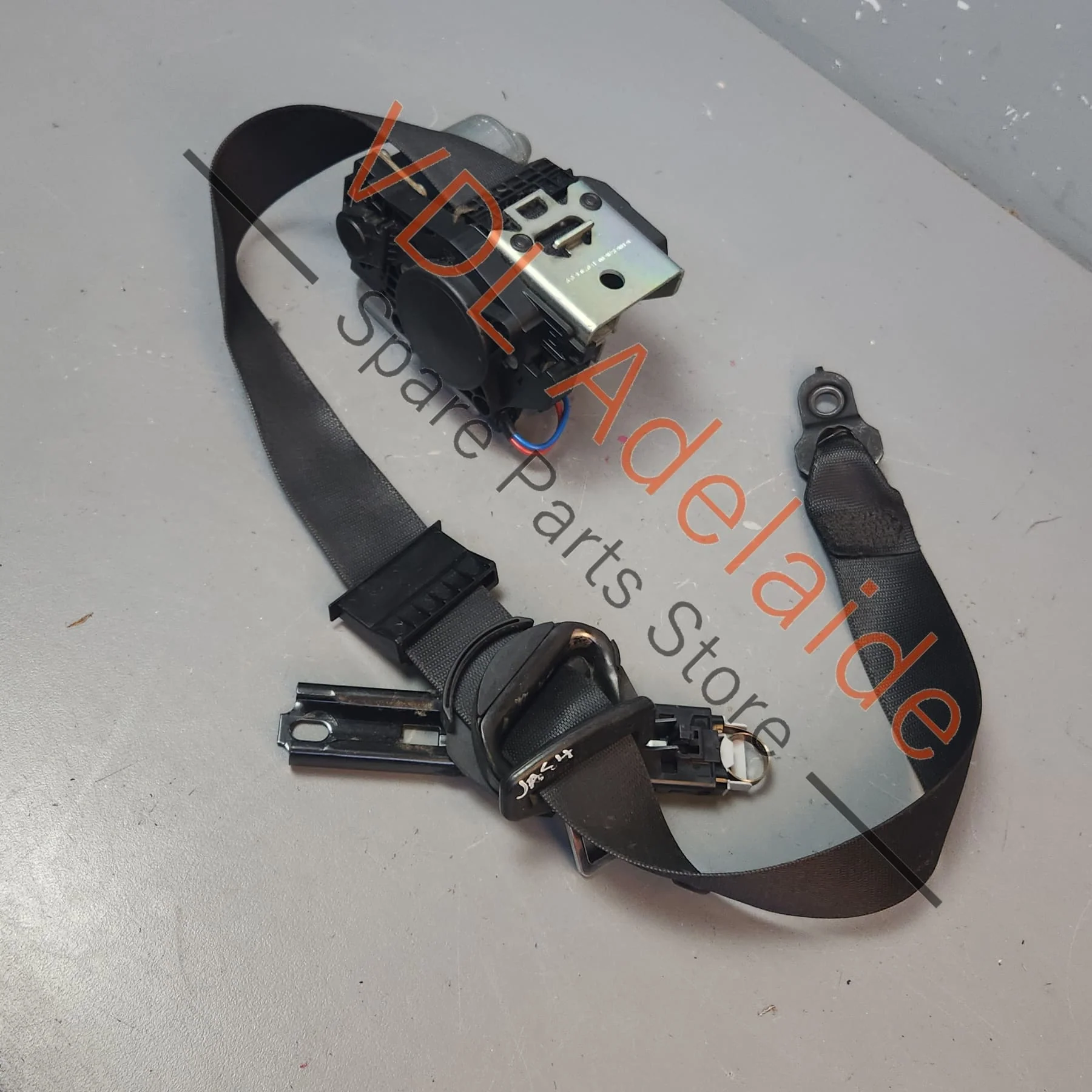 Mercedes W211 E Class Front Right Seatbelt A2118605686 - Image 2