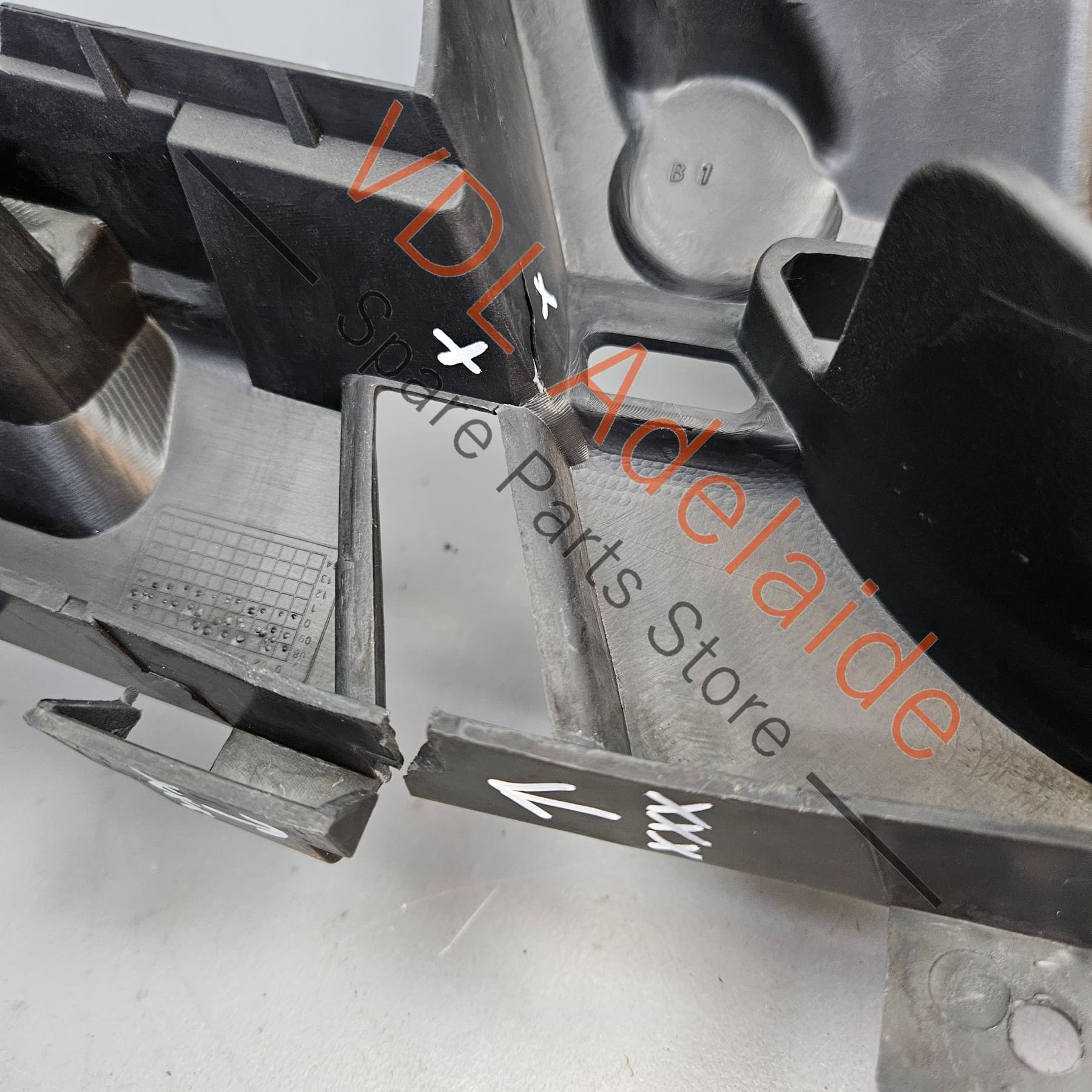 Renault Megane RS250 Front Bumper Backing Mounting Bracket Radiator Trim with ECU Vent Hole - Image 9