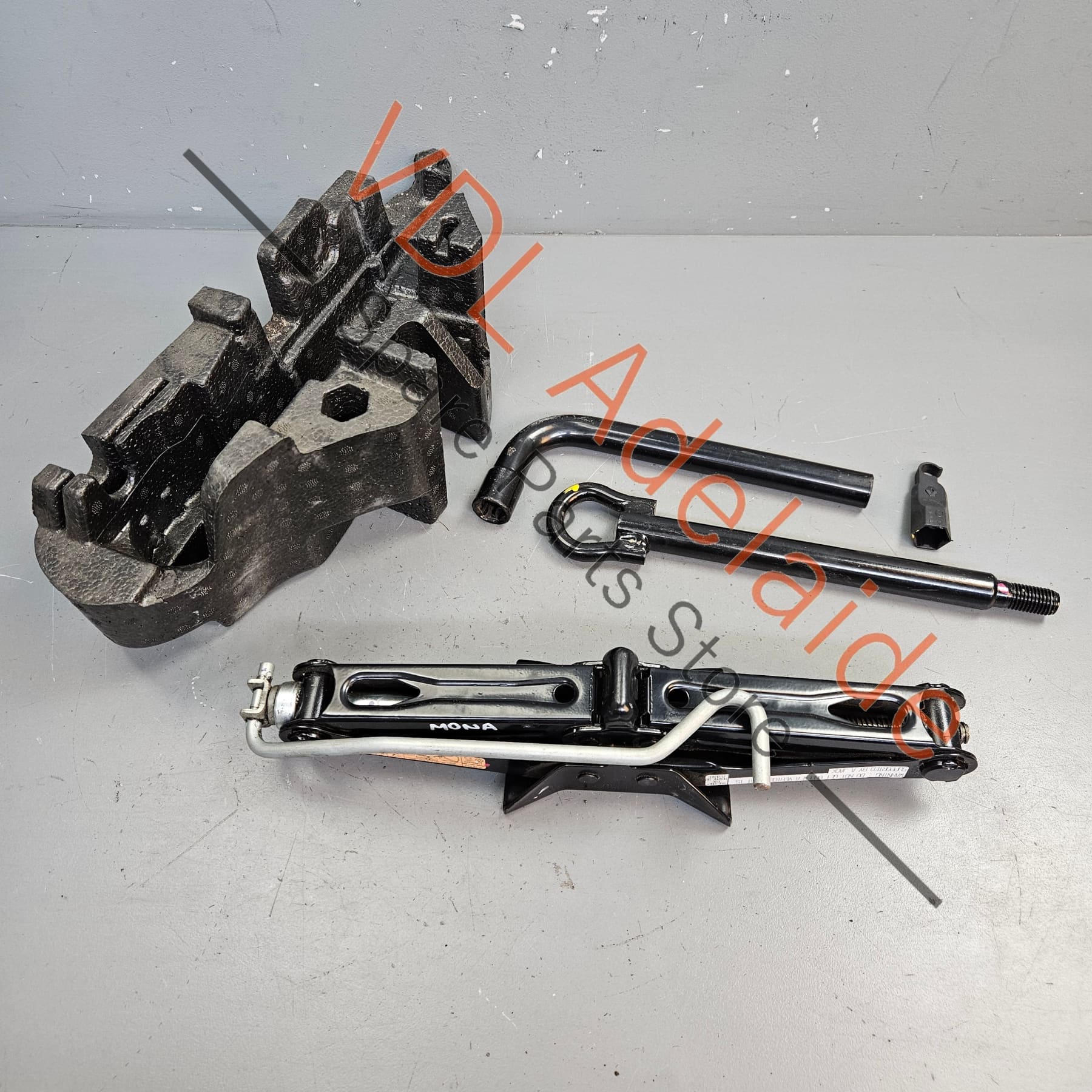 Renault Megane 3 Emergency Tow Hook Jack Tool Kit Breakdown 8200966417