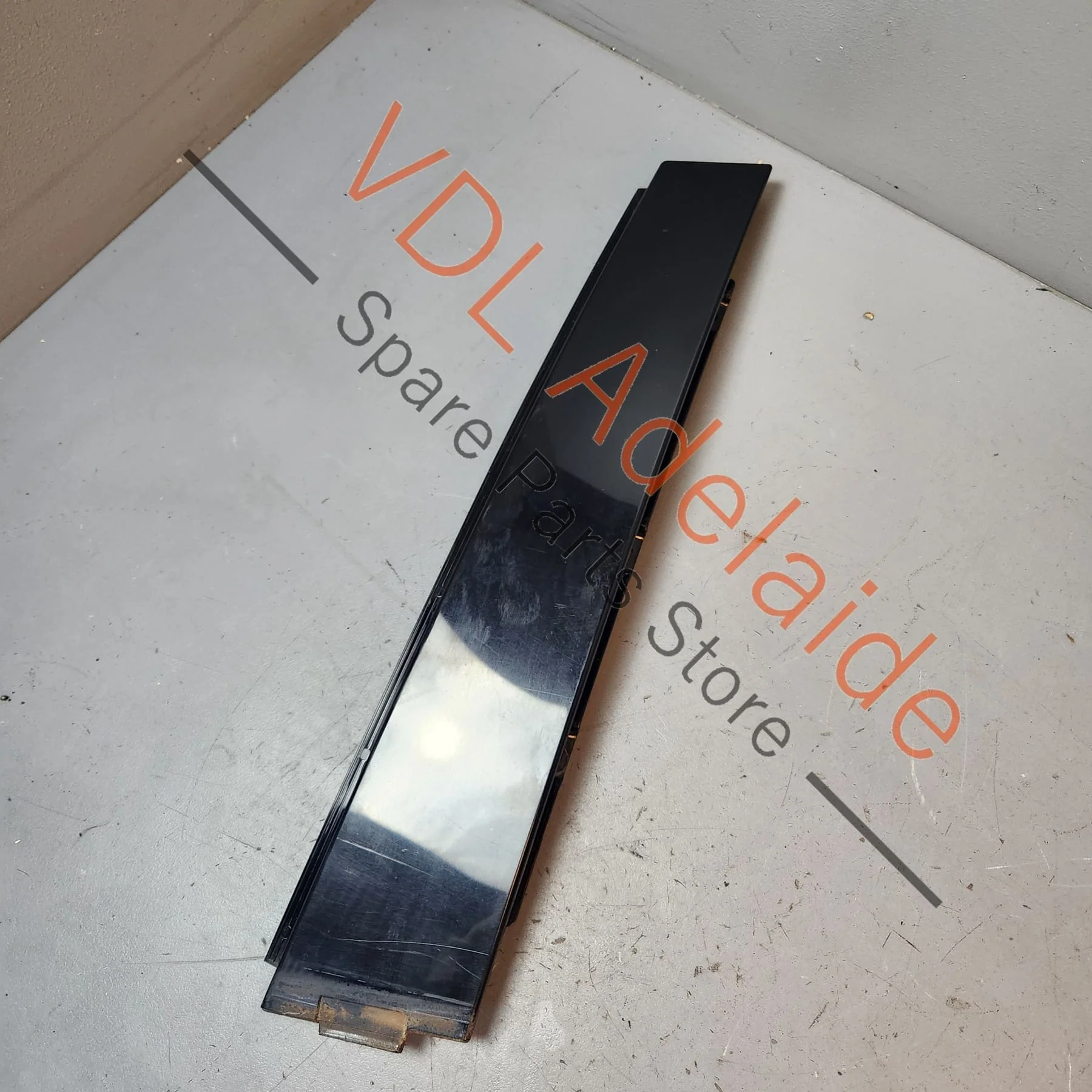 VW Golf MK6 Rear Left Exterior Door Window Frame B-Pillar Trim 5K6839901B