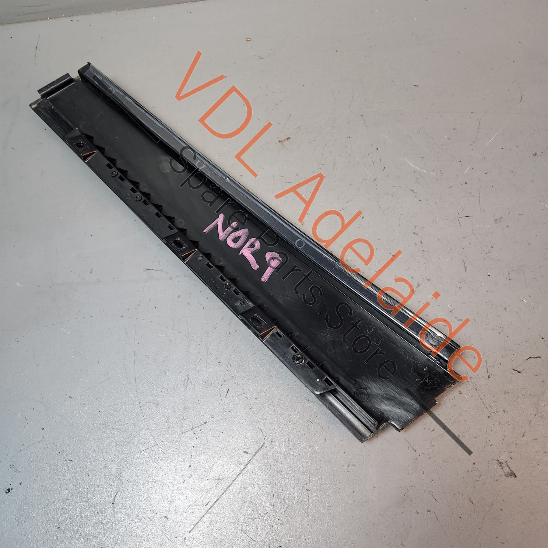 VW Golf MK6 Rear Left Exterior Door Window Frame B-Pillar Trim 5K6839901B - Image 2