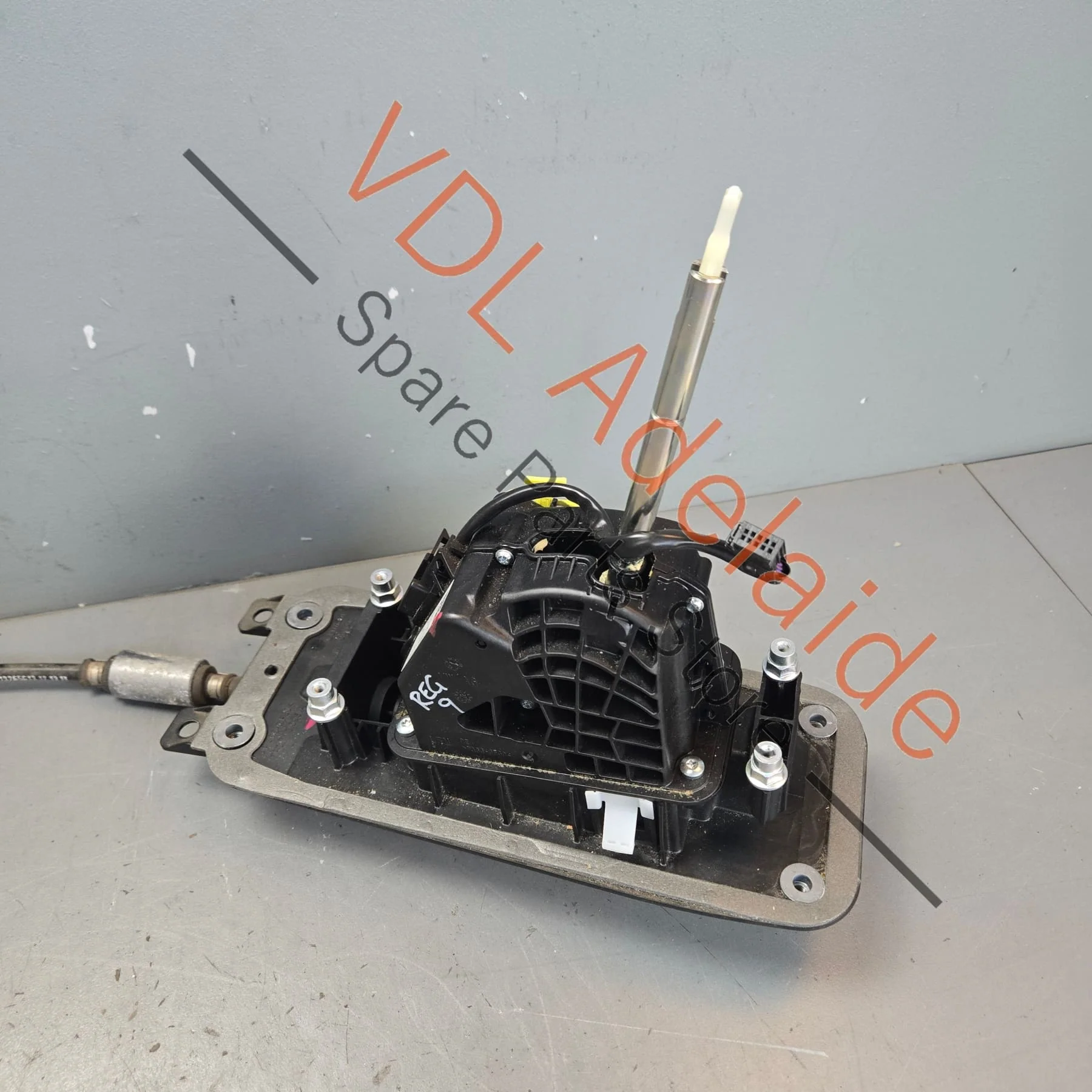 VW Touareg 7P Gear Selector Mechanism Shifter 7P2713025D - Image 2