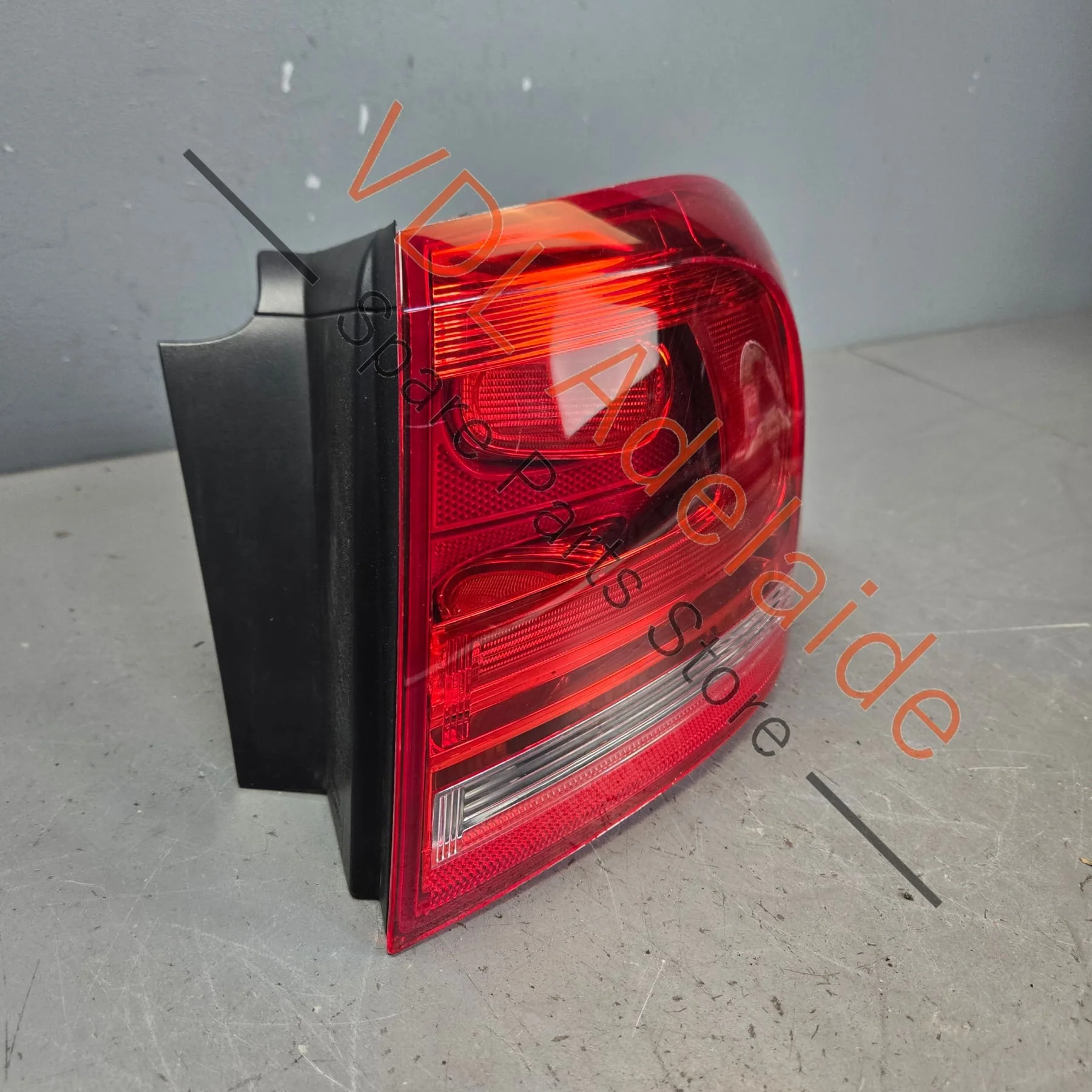 VW Touareg 7P Rear Right Fender Tail Light Taillight 7P6945096F - Image 2