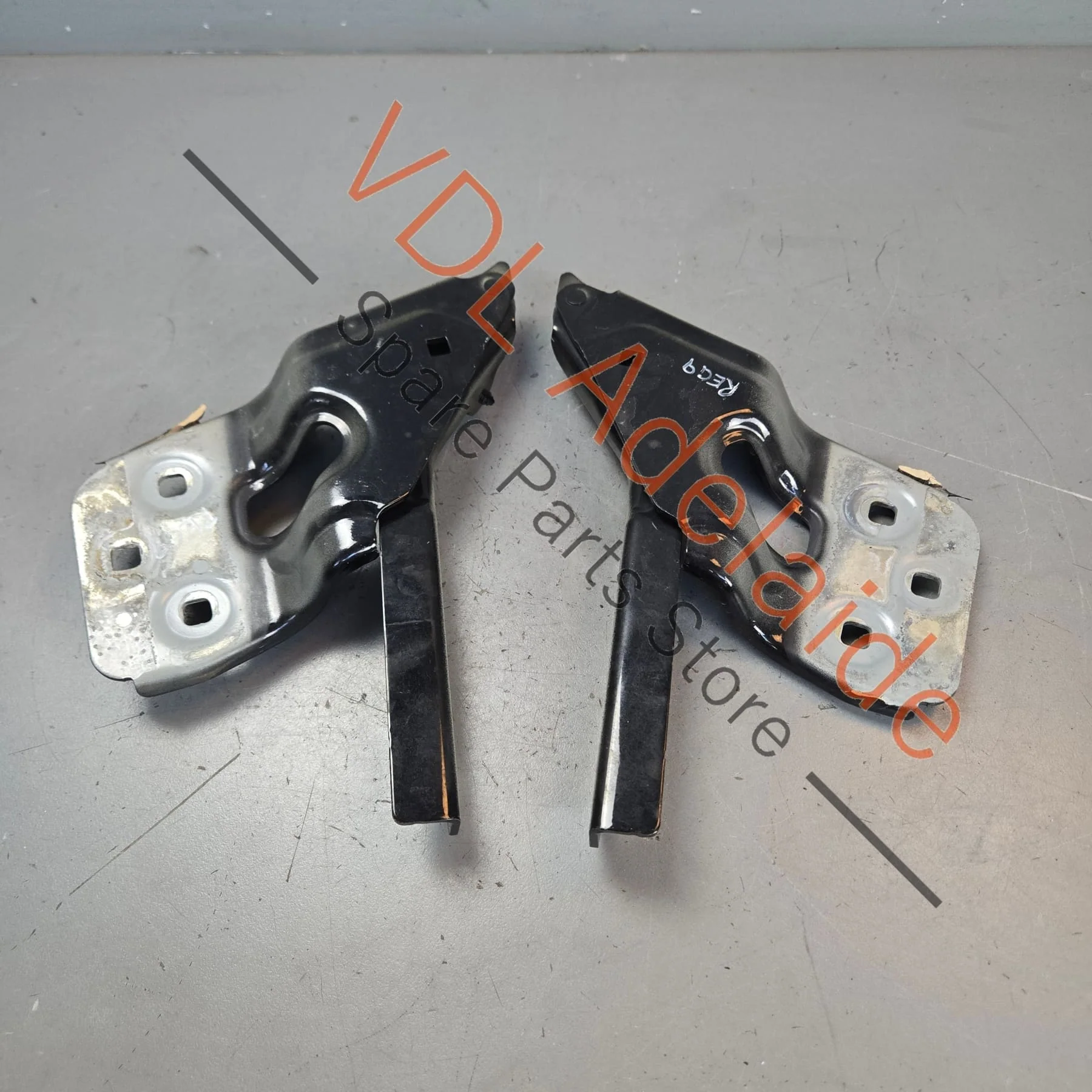 VW Touareg 7P Pair of Bonnet Hinges 7P6823301 7P6823302