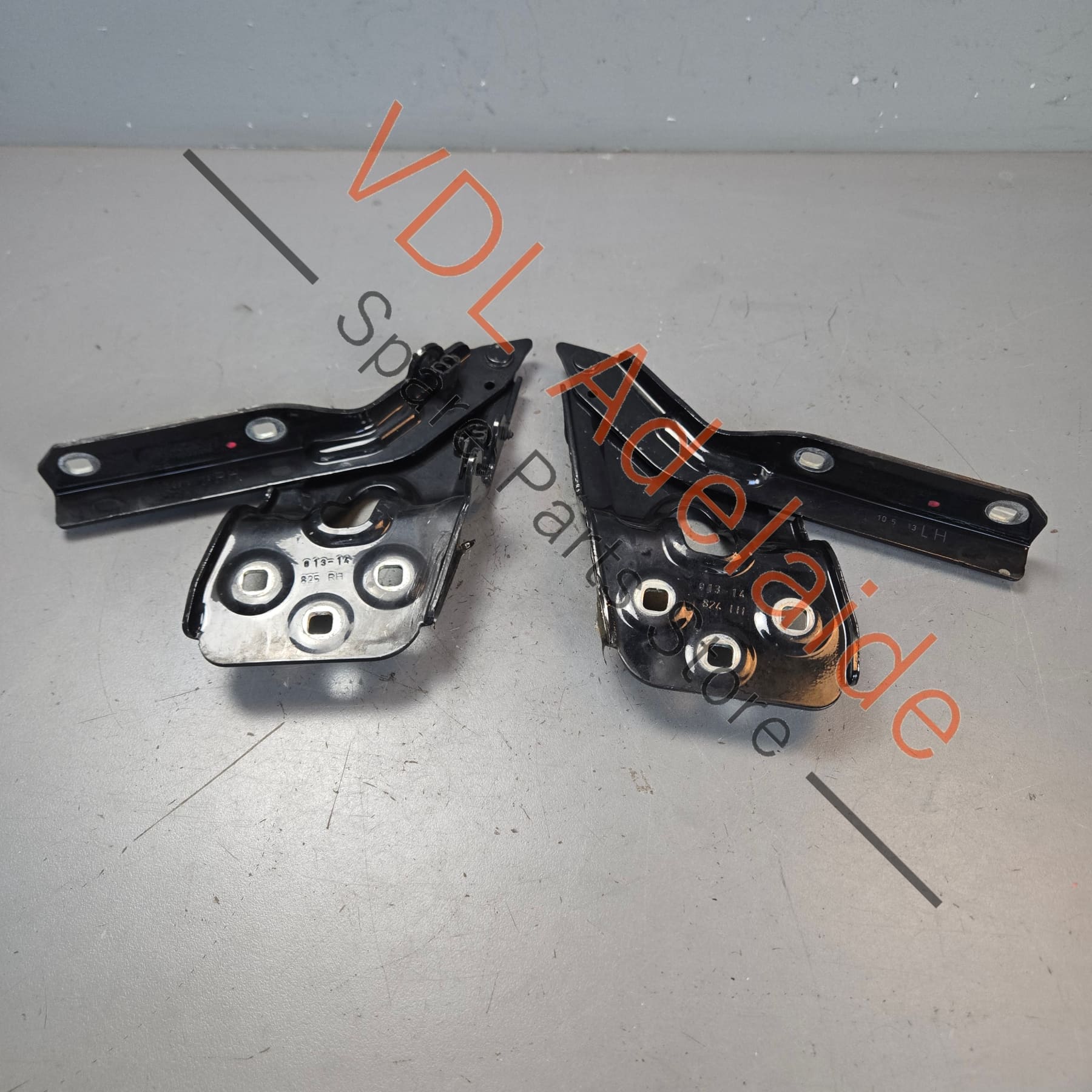 VW Touareg 7P Pair of Bonnet Hinges 7P6823301 7P6823302 - Image 2