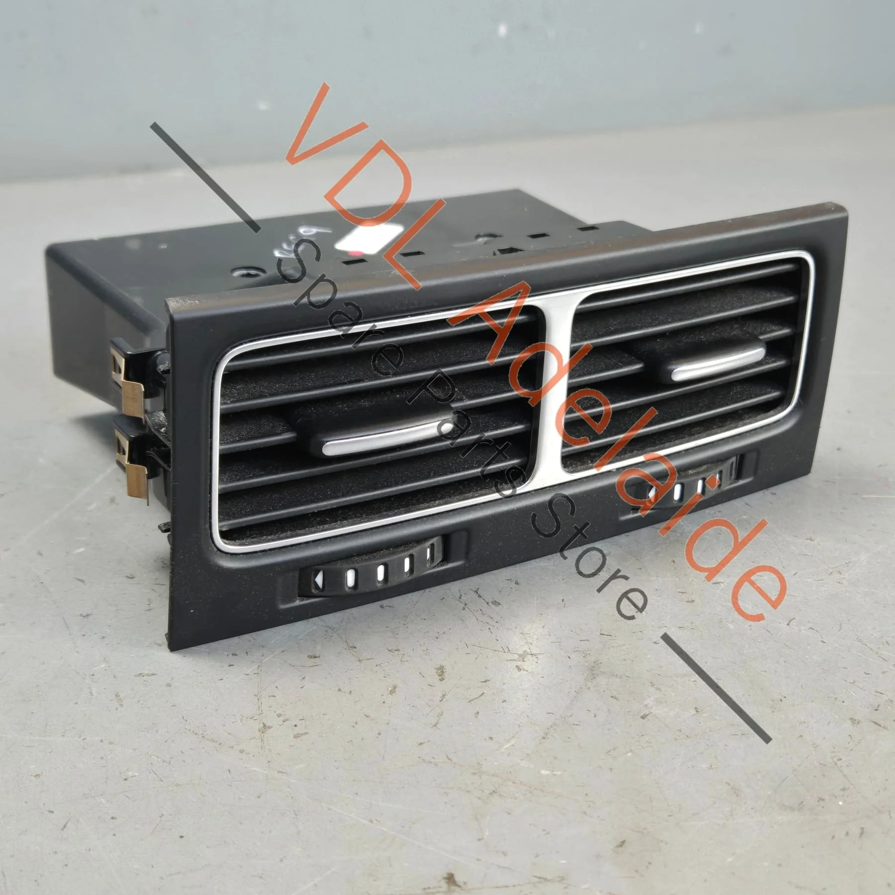 VW Touareg 7P Centre Console Rear Air Vent 7P6819203A - Image 2