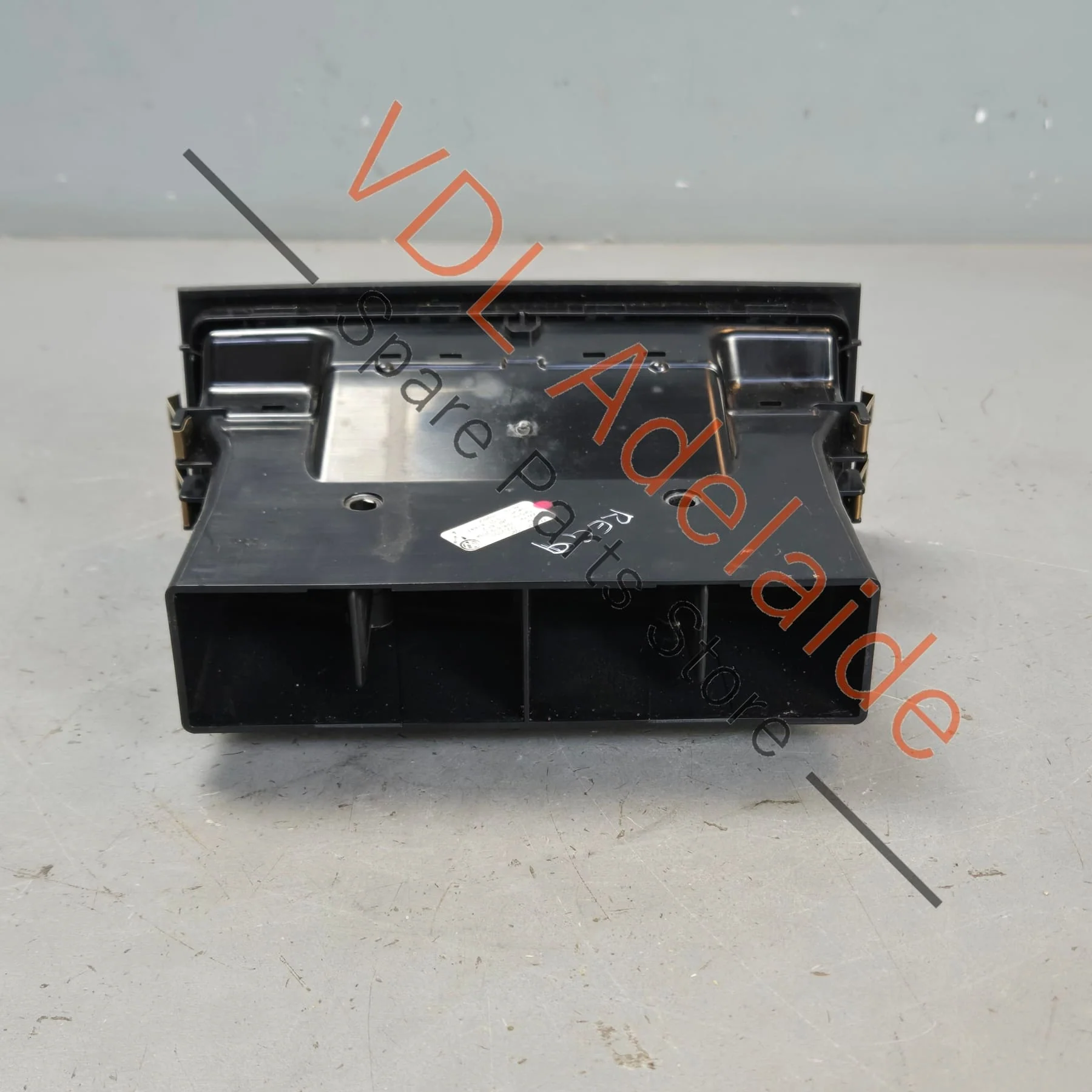 VW Touareg 7P Centre Console Rear Air Vent 7P6819203A - Image 4