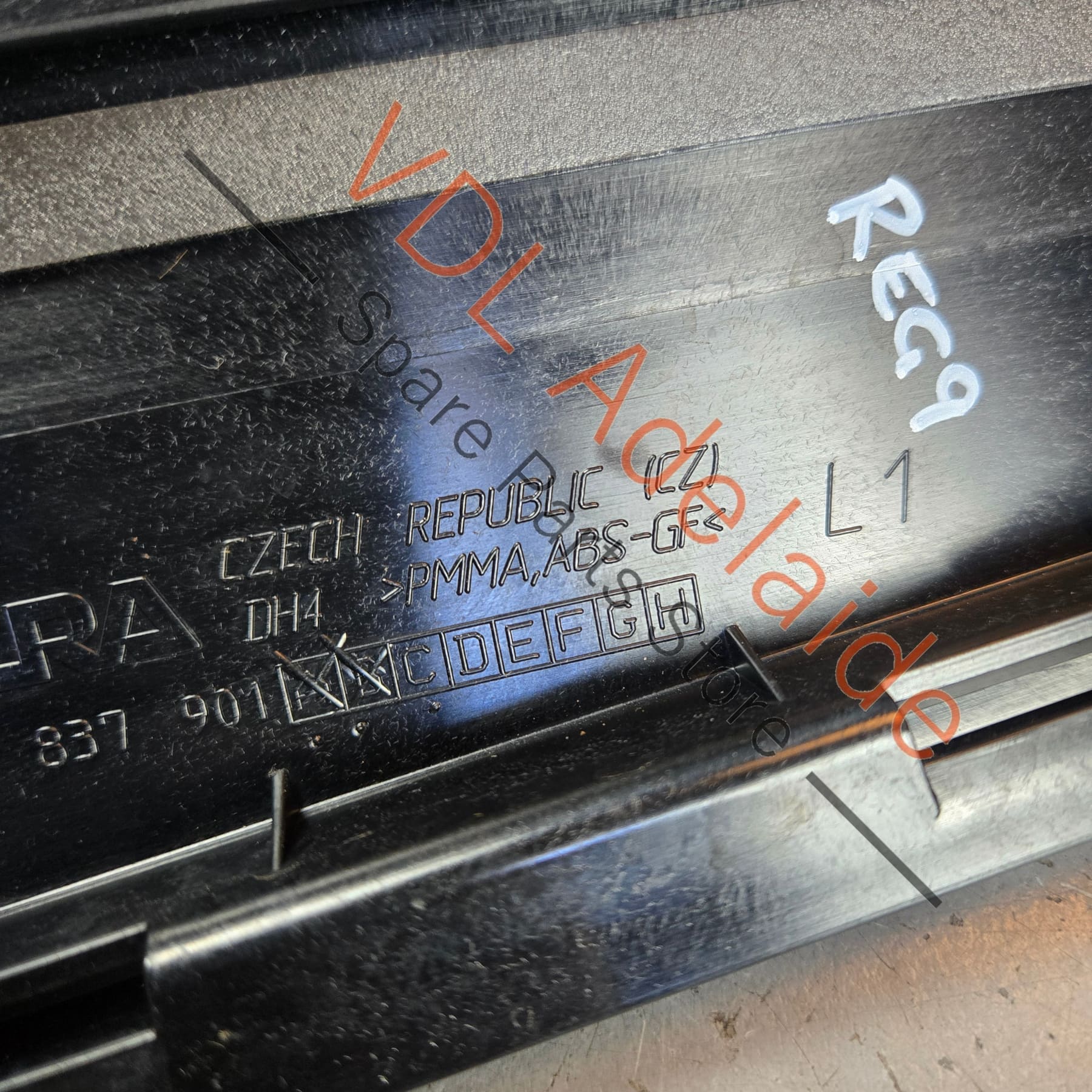 VW Touareg 7P Front Left B-Pillar Exterior Trim 7P6837901B - Image 3