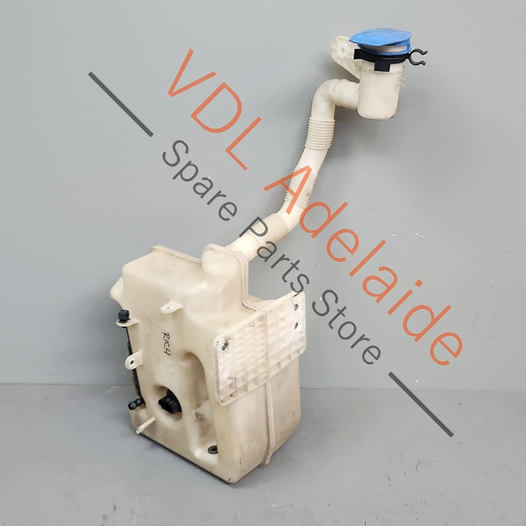 VW Golf R32 Windscreen Washer Bottle Tank Reservoir complete with motors 1K0955453S