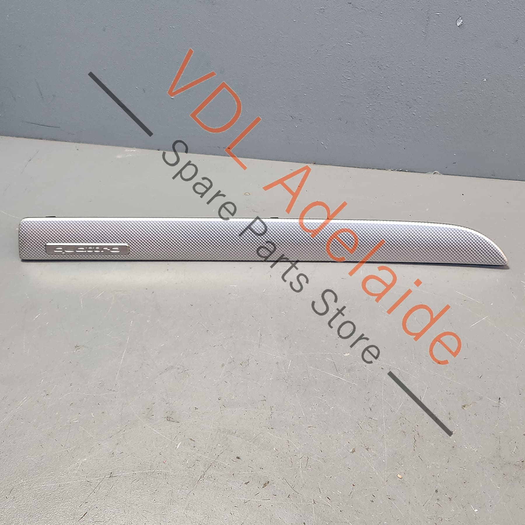 Audi Q7 Dashboard Trim Insert Above Glovebox 4L2853189 Aluminium 'Trigon'