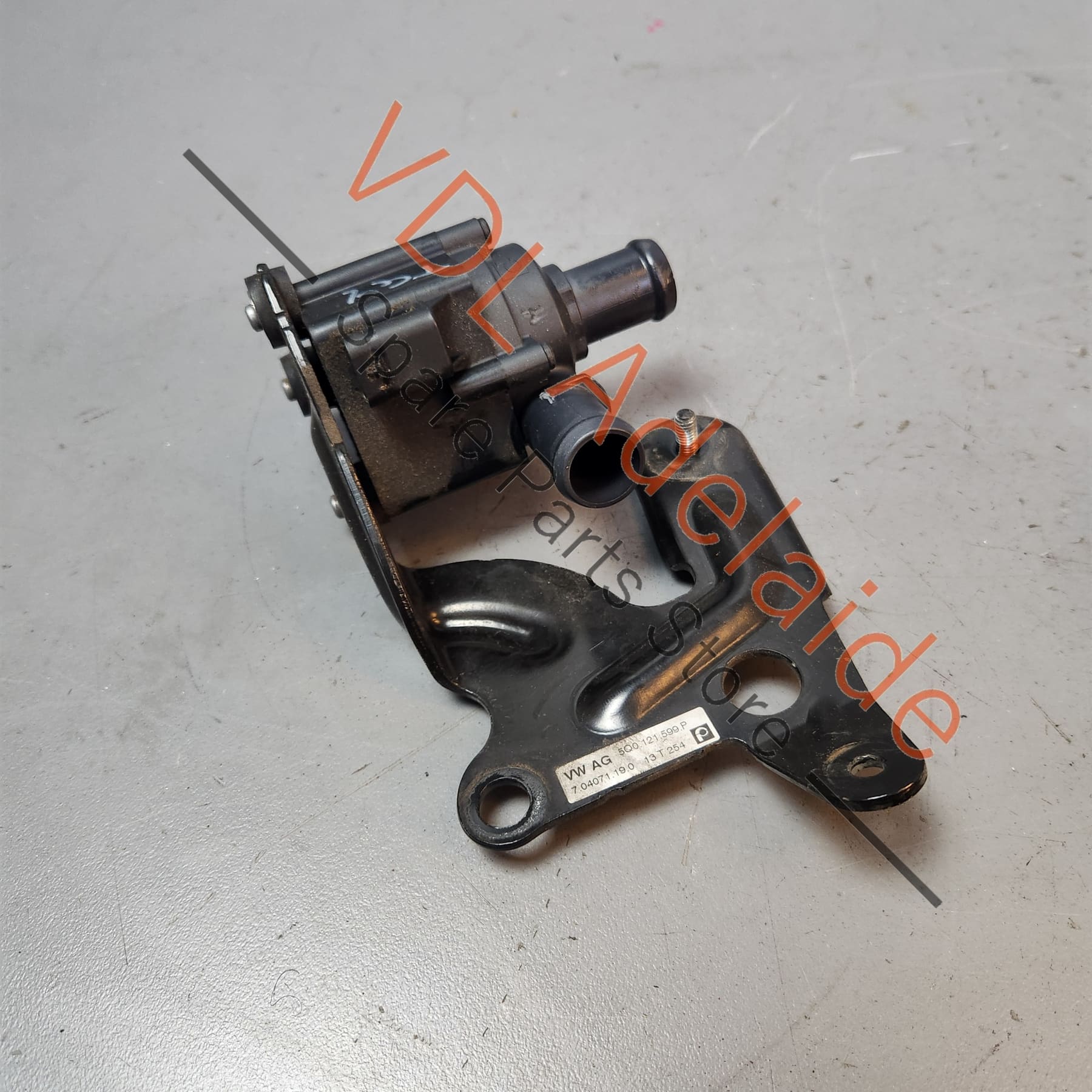 VW Genuine Bosch Auxiliary Additional Coolant Pump Motor 5G0965567 5Q0121599M - Image 4